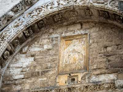 ...mostri marini, cavalieri, colombe e leoni con facce umane